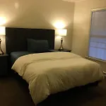 4, Sleep 5, Walk To Attractions In Uptown Apartment