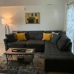 Apartment 4, Sleep 5, Walk To Attractions In Uptown