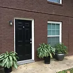 4, Sleep 5, Walk To Attractions In Uptown Apartment