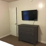 4, Sleep 5, Walk To Attractions In Uptown Apartment *