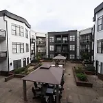 Luxury Apartment Wifi, Gym, Pool, Shops & Food! Unit 329