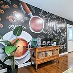 Spacious Home With Work Space, Firepit, Bbq Grill