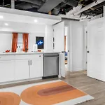 Holiday home 5bd Vibrant Haven: Basketball - 10mins To Airport *