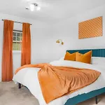 Holiday home 5bd Vibrant Haven: Basketball - 10mins To Airport