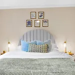 Holiday home 5bd Vibrant Haven: Basketball - 10mins To Airport