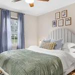 Holiday home 5bd Vibrant Haven: Basketball - 10mins To Airport *