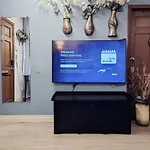 Uptown Area, Cozy King Suite, Quiet And Private, Free Parking, Walk To Restaurants