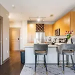 Uptown Stay And Adventures With Pool, Bars & Shops