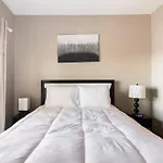 Uptown Stay And Adventures With Pool, Bars & Shops