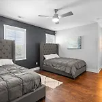Luxurious, Sleeps13, Spacious, 5 Mins To Uptown