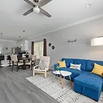Cozy & Modern Close To Uptown & Airport *