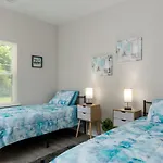 Cozy & Modern Close To Uptown & Airport Holiday home *