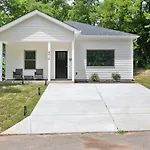 Cozy & Modern Home Close To Uptown & Airport