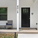 Cozy & Modern Home Close To Uptown & Airport