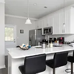 Cozy & Modern Close To Uptown & Airport Holiday home *