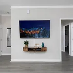 Cozy & Modern Close To Uptown & Airport Holiday home