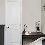 Cozy & Modern Close To Uptown & Airport *