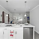 Holiday home Cozy & Modern Close To Uptown & Airport