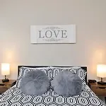 Cozy & Modern Close To Uptown & Airport Holiday home