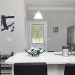 Cozy & Modern Close To Uptown & Airport Holiday home *