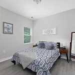 Holiday home Cozy & Modern Close To Uptown & Airport *