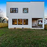 Charlotte\'S Modern Luxe Home - Your Stylish Haven