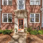 Stylish Myers Park 2 Bedroom With Screened Porch