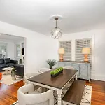 Holiday home Walkable Trendy Hideout For Foodies - 3br-2ba *