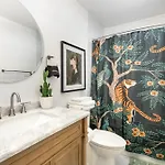 Walkable Trendy Hideout For Foodies - 3br-2ba Holiday home *