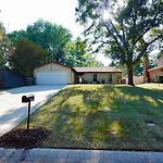 Spacious Dog-Friendly Retreat Near Ballantyne