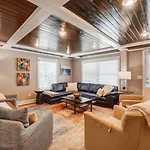 Stylish Noda Gem Hot Tub, Games And Walk To Dining