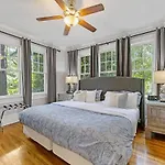 2 Bedroom In Myers Park With Comfortable Screened Porch