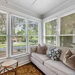 Light Filled 2 Bedroom In Myers Park With A Porch