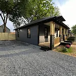 Uptown House King Beds Fenced Yard Firepit