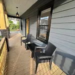 Uptown House King Beds Fenced Yard Firepit