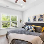 Southern Haven Stunning Modern Townhome Apartment