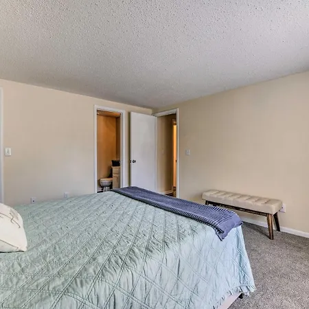 Inviting Getaway - Half Mile To Unc! Holiday home *