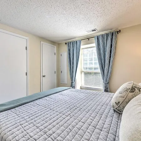 Inviting Getaway - Half Mile To Unc! Holiday home Charlotte
