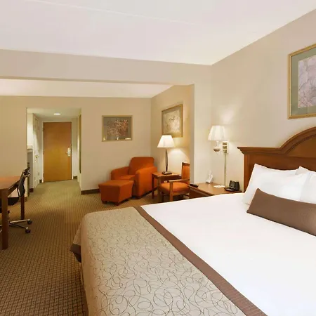 Wingate By Wyndham Airport Hotel 3*