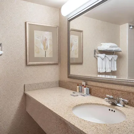 Wingate By Wyndham Airport Hotel