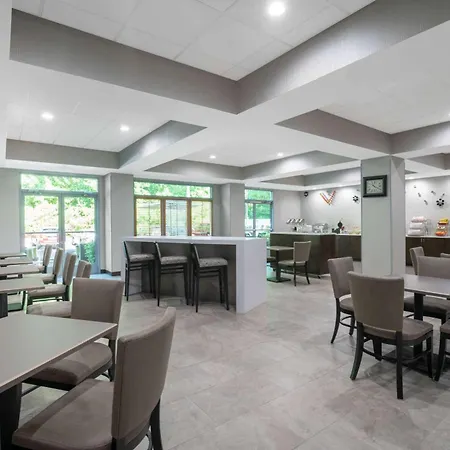 Hotel Wingate By Wyndham Airport 3*