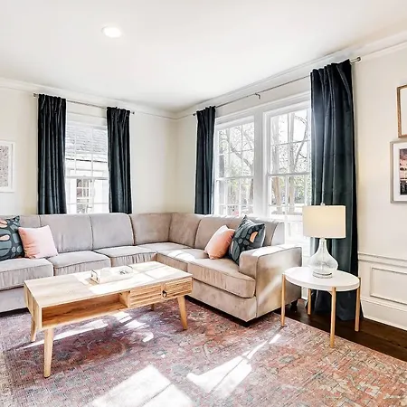 Holiday home New Listing Euclid Charlotte