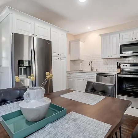 Holiday home New Listing Euclid Charlotte