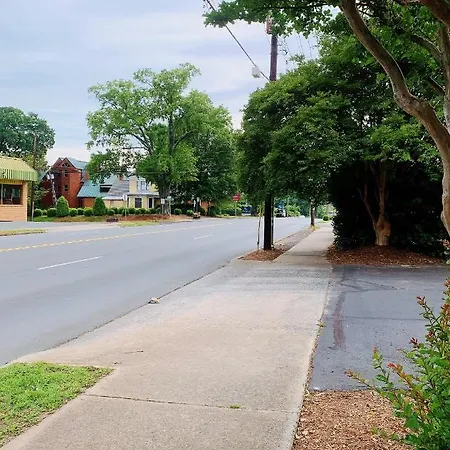 Uptown Area, Cozy King Suite, Quiet And Private, Free Parking, Walk To Restaurants