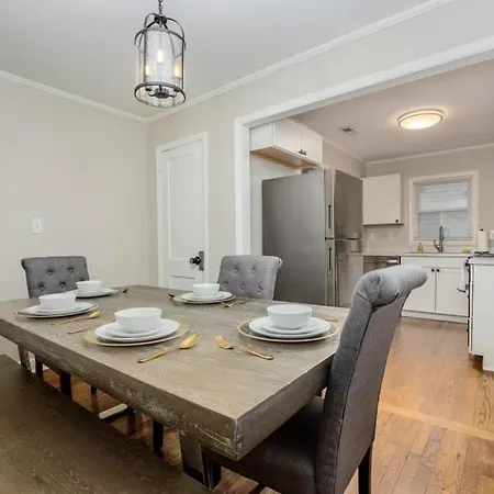 Apartment Minutes Away From Downtown Area