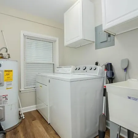 Minutes Away From Downtown Area Apartment *