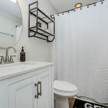 Minutes Away From Downtown Area Apartment *