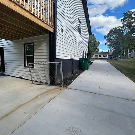 Comfy Lower Lvl With Jetted Tub Near Uptown And Unc *