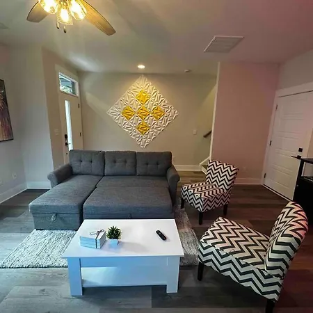 Apartment 4 Story Queen Retreat! New! Walk To Downtown!