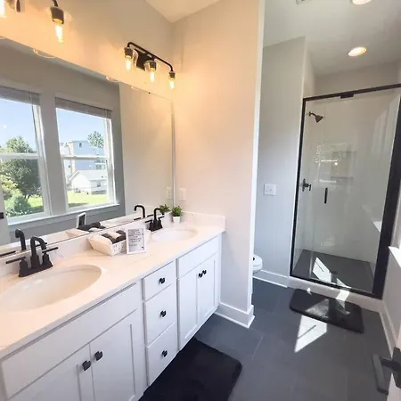 Apartment 4 Story Queen Retreat! New! Walk To Downtown! Charlotte